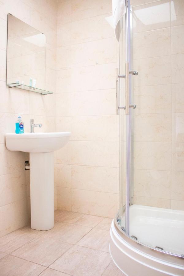 Large Ground Floor Pet Friendly 2 Bedroom Apartment with FREE Parking Loughborough Buitenkant foto