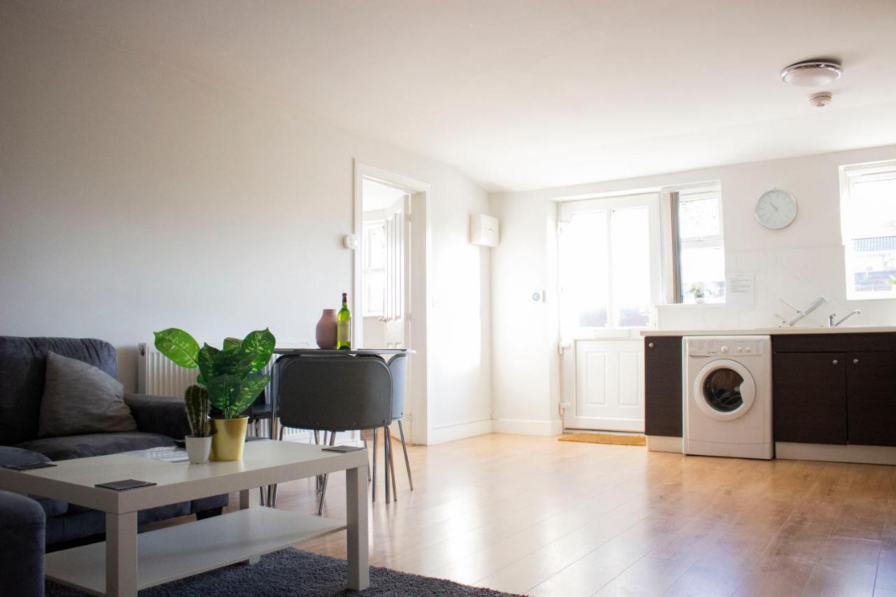 Large Ground Floor Pet Friendly 2 Bedroom Apartment with FREE Parking Loughborough Buitenkant foto